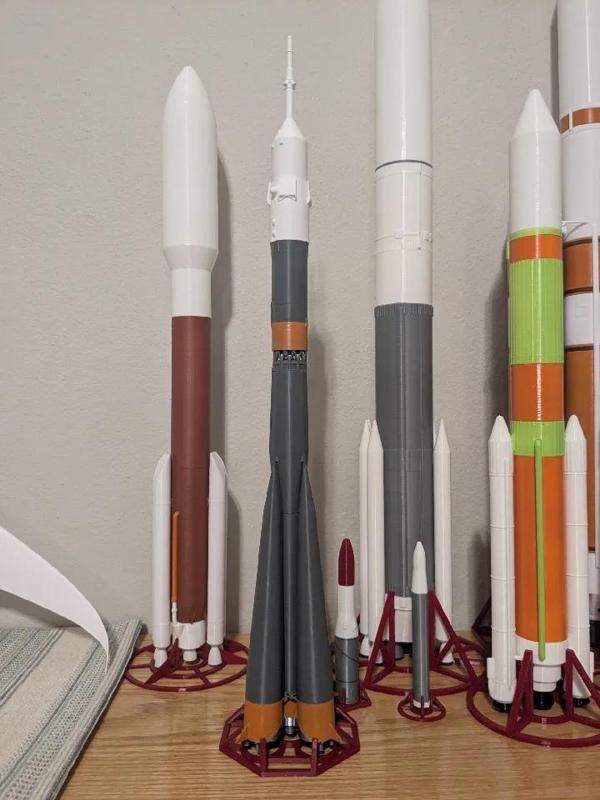 Soyuz Rocket - 1:100 - Russia   