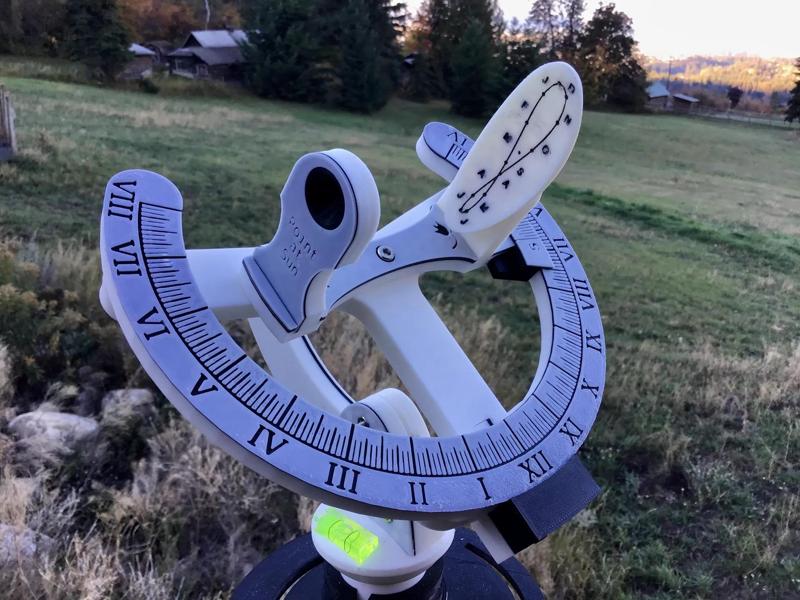 Curved Analemma Plate for a Heliochronometer Sundial
