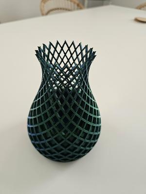 Double twisted vase fashionable
