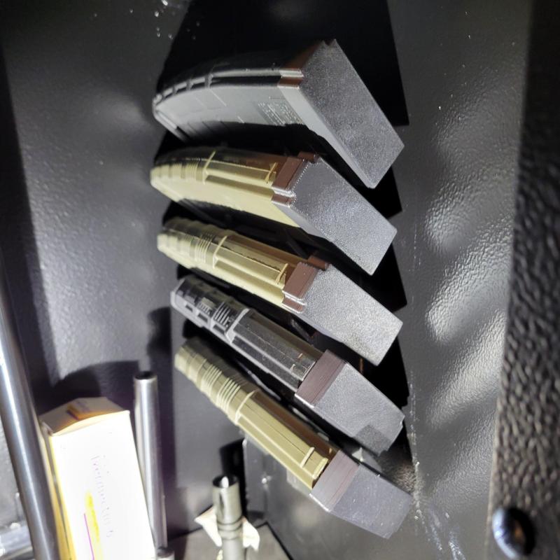 AR15 (5.56 cal.) five magazine magnetic rack