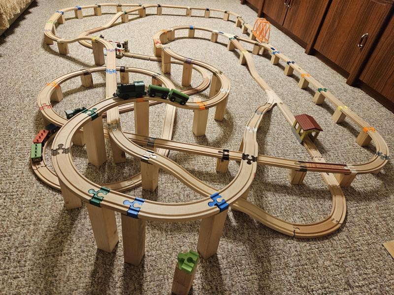 Wooden railway pillar (pilíř k vláčkodráze)