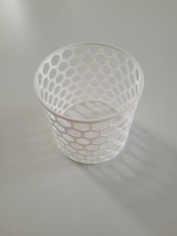 Pen holder with a honeycomb pattern
