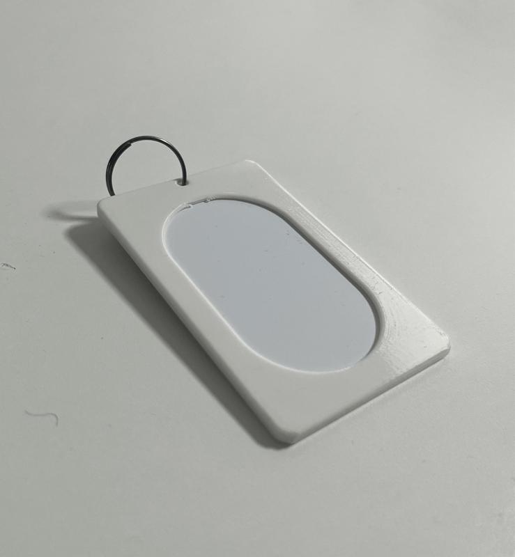 A minimalist cardholder for one card