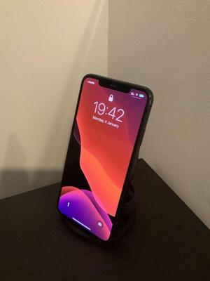 Desk insert with Qi chargers