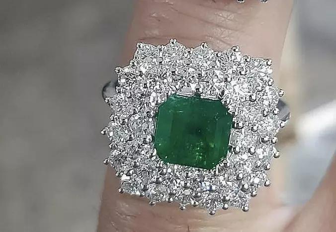Classic Emerald Diamond  anello a filo con smeraldo AN249