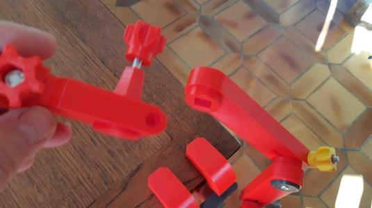 EASILY REMOVABLE AXIS FOR CAMERA ARTICULATED SUPPORT
