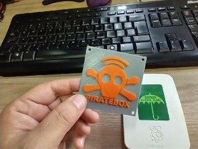 Piratebox Logo plate