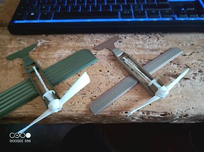 rubber plane / avion   
