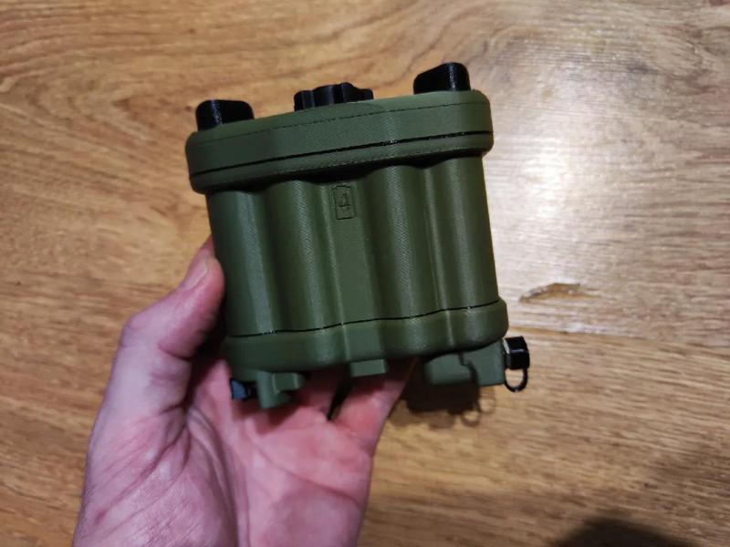 Helmet mounted battery pack vor PVS840 thermal binocular or others.   