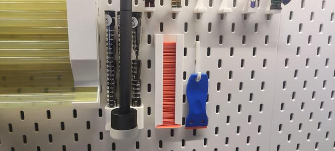 Plastic razor blade dispenser for IKEA Skadis pegboard