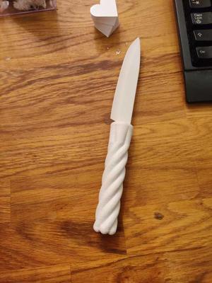 Twisted handle for ceramic knife