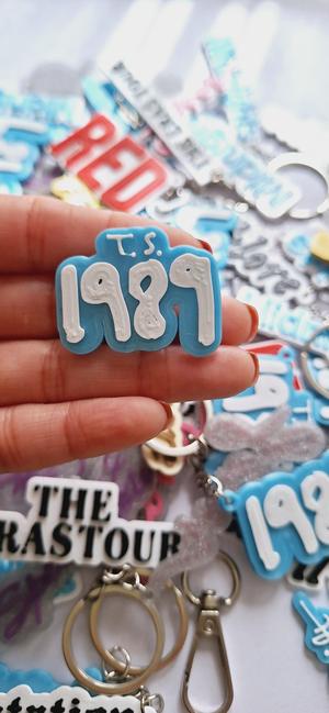TAYLOR SWIFT PIN 1989 BADGE
