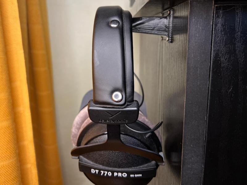 Minimalist Headphone holder