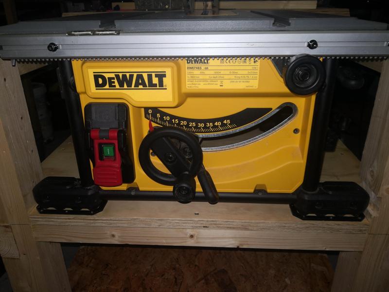 Footholder w. builtin shims for leveling for Dewalt 7485/7492 and simila table saws.