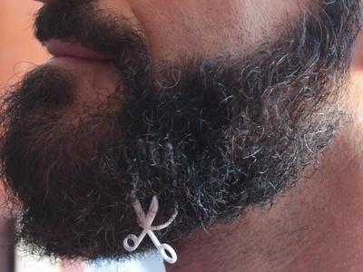 Scissors for beard - lateral wearing