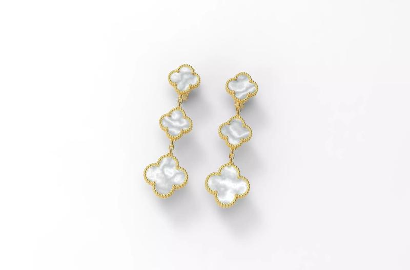 Flower  Hardwear Clips Earring with mother of pearl