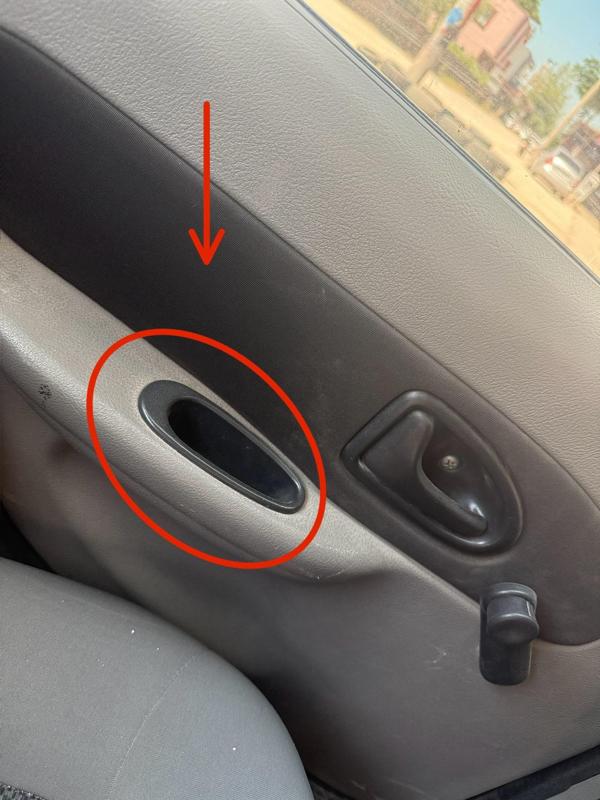 Renault Clio - Symbol Thalia rear door pull handle