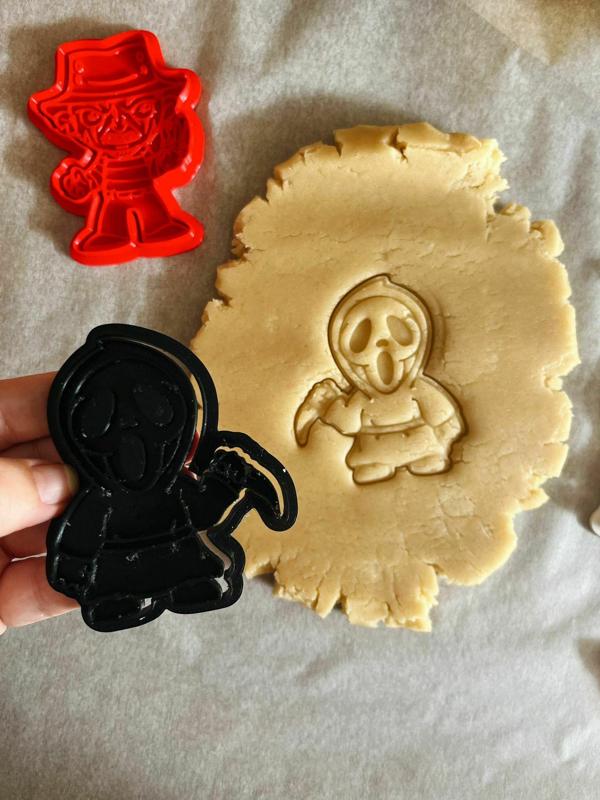 Cutter, cutter and seal. SCREAM. HALLOWEEN