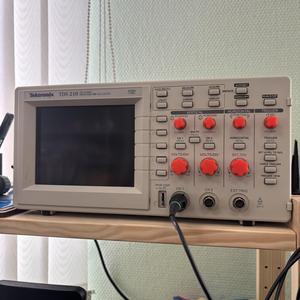 Tektronix oscilloscope knobs and button