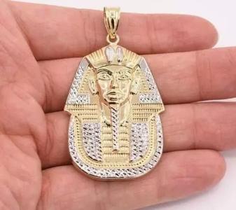 This captivating locket is inspired by the grandeur