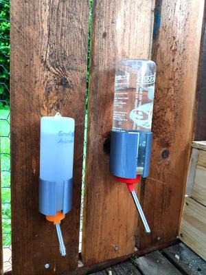 Držák napaječky pro králíky / Rabbit waterer holder