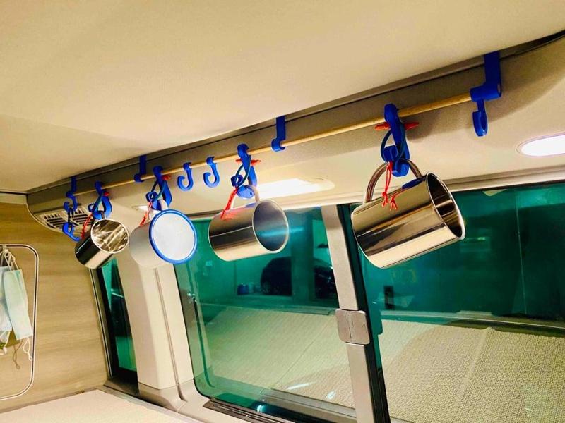 the first - VW T5/T6 California - Multifunktionsstange mit Tassen und Handtuchhalter