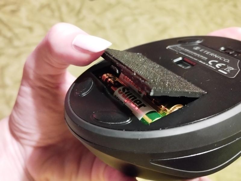 Wireless mouse battery cover / krytka baterií bezdrátové myši
