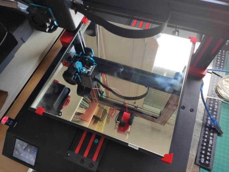 Corner clamp for attatch IKEA LOTS mirror in Artillery X1 Sidewinder bed.