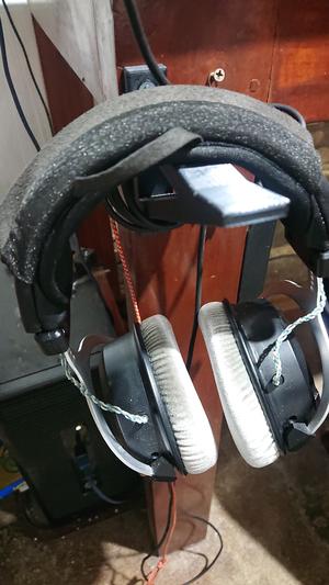 Headphones holder