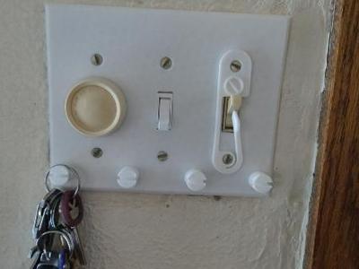 Light switch plate 3 gang with hooks