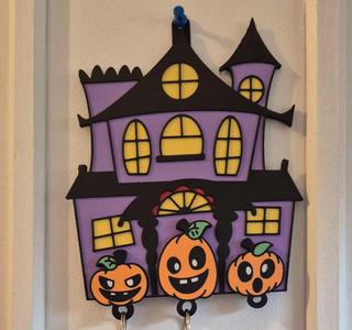 Hanted house with pumpkin keychain