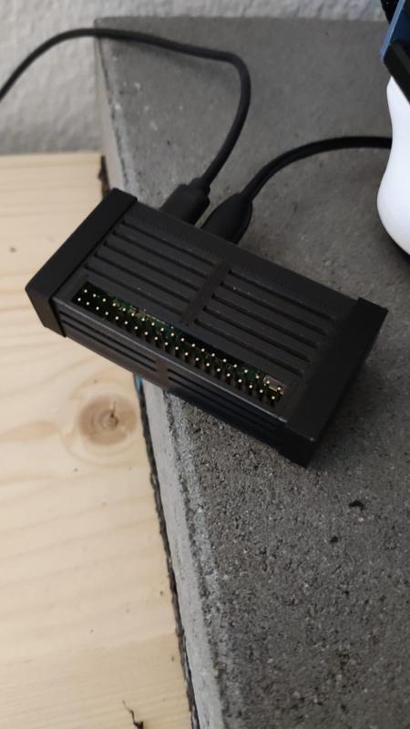 Print-flat-and-fold case for Raspberry Pi Zero 2 W - supporting I/O pins