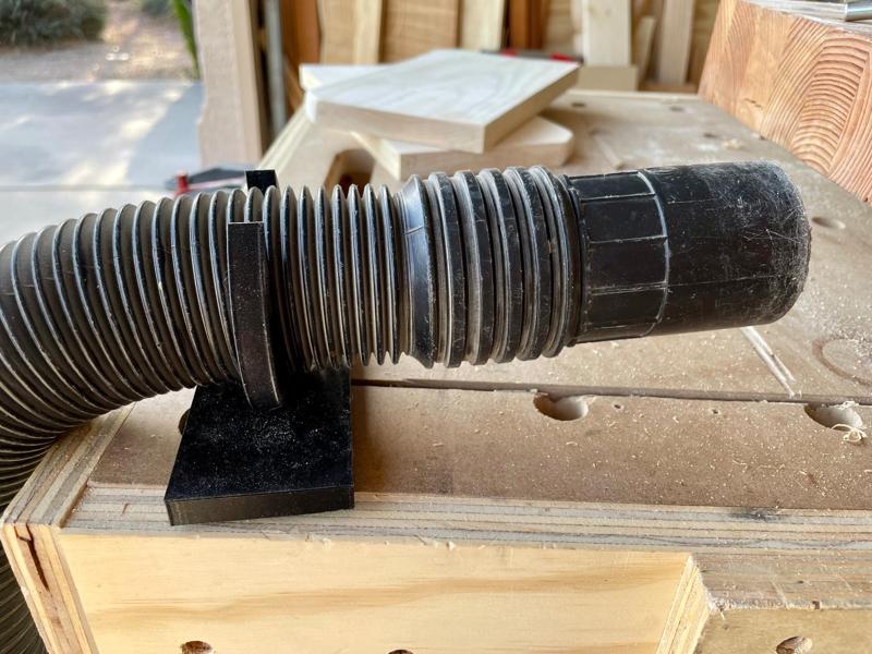 Vacuum hose holder for 3/4" doghole table