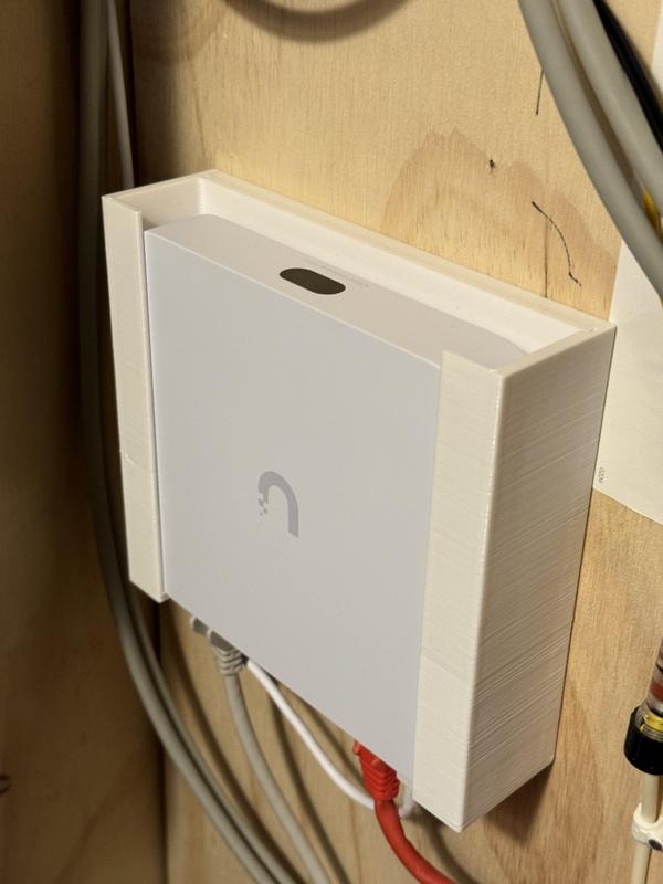 Ubiquiti Unifi UCG-Ultra simple wallmount