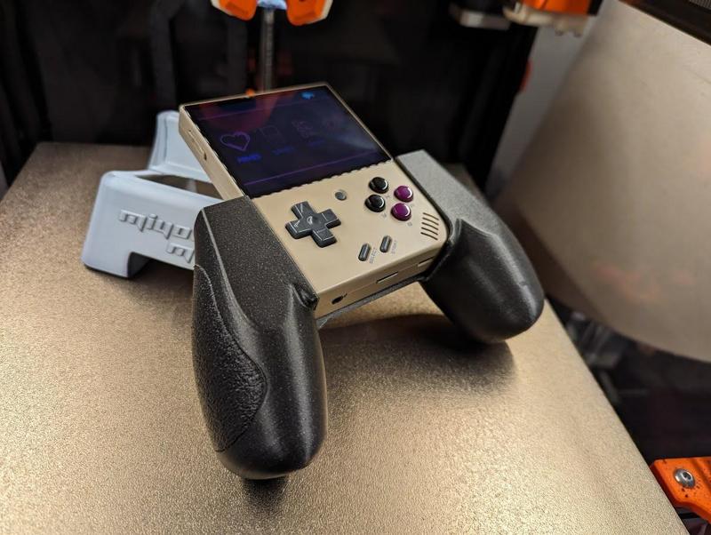 Ergonomic Grip For Miyoo Mini Plus. Multipart for Multimaterial/Color or Fuzzy Skin.