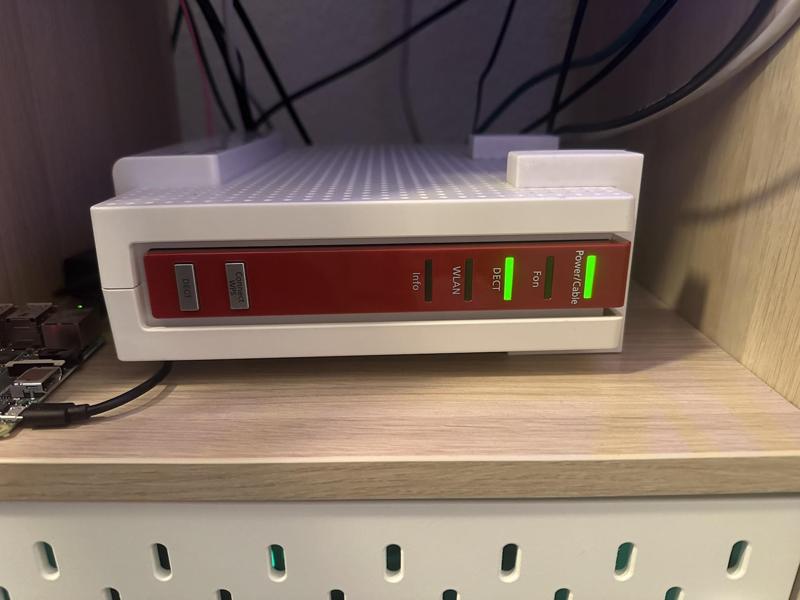 Fritz!Box 6591 horizontal clamp