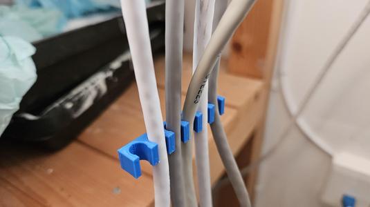 Simple cable clip