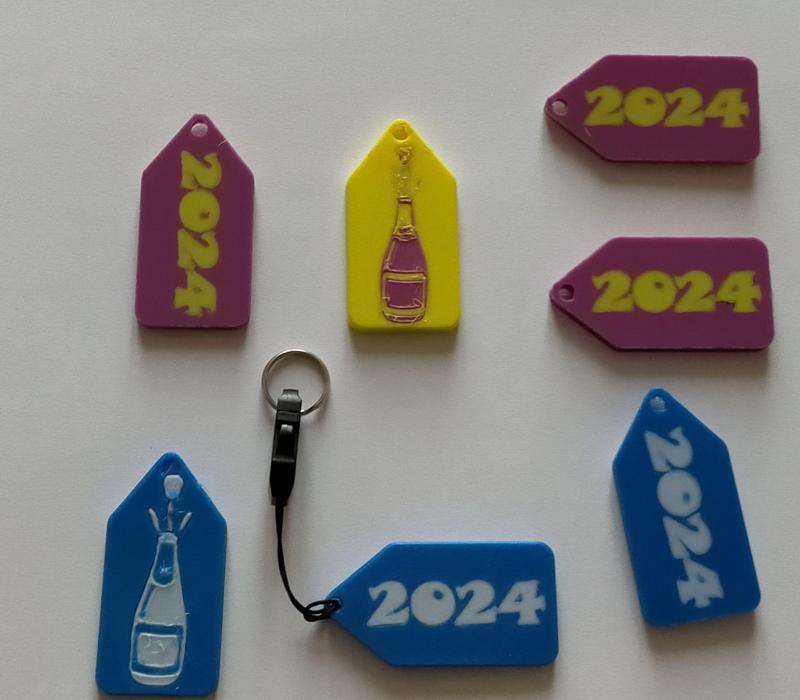 Porte-clefs 2024 multicolore avec bouteille