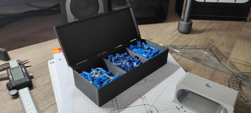 Boitier de rangement à charnière