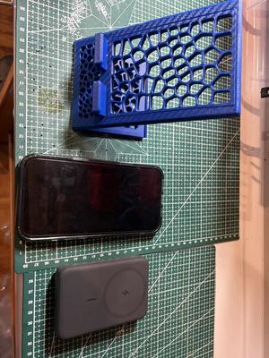 Iphone 16 Plus (voronoi)  holder with Anker Zolo powerbank.