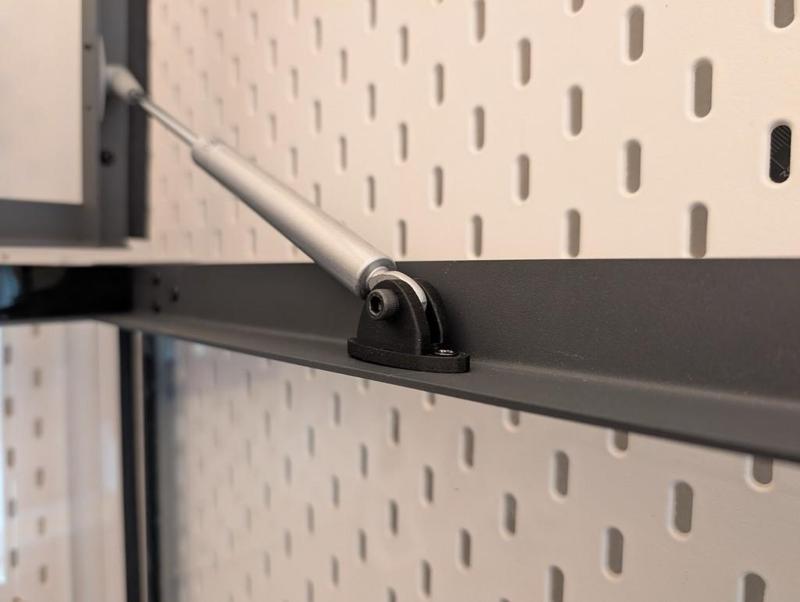 Flange for gas strut