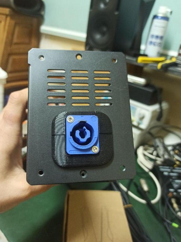 powerCON Behringer XR18 XR16 XR12 SD8 SD16 Midas MR18 MR12