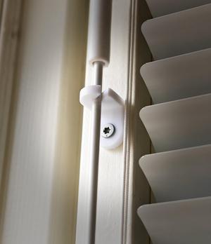Window blinds rod holder