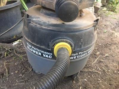 Vacuum cleaner hose end