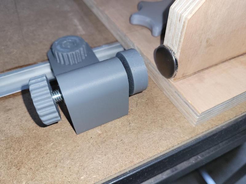 Router table fence micro adjuster
