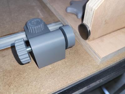 Router table fence micro adjuster