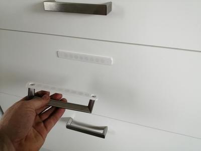 magnetická sundavací uchytka