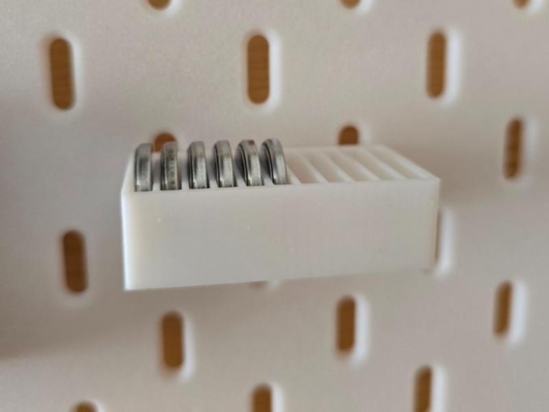 Skadis holder for button cell batteries