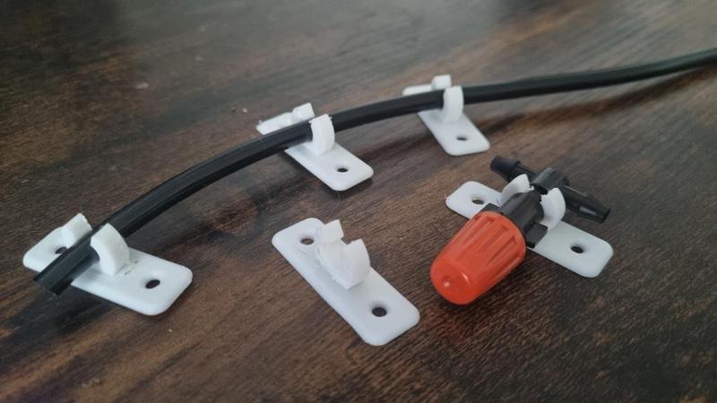 Microdrip hose or sprayer mount