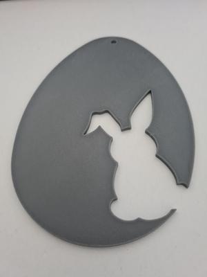 Osterei mit ausgestanztem Osterhase für die Blumen